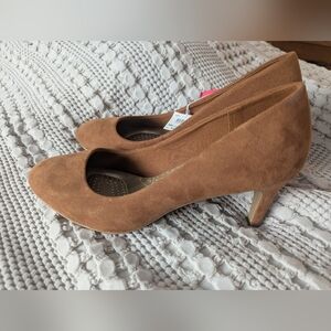 NWT Tan/Camel Suede Women's Pumps Memory Foam 10W